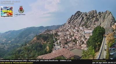 immagine della webcam nei dintorni di Oppido Lucano: webcam Pietrapertosa