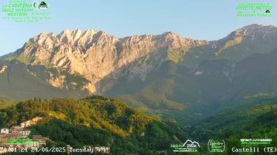 immagine della webcam nei dintorni di Isola del Gran Sasso d'Italia: webcam Castelli