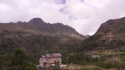 immagine della webcam nei dintorni di Valbondione: webcam Rifugio Calvi Laghi Gemelli