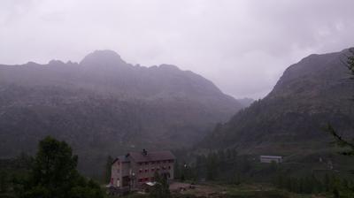 immagine della webcam nei dintorni di Foppolo IV Baita: webcam Rifugio Calvi Laghi Gemelli