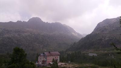 immagine della webcam nei dintorni di Sondrio: webcam Rifugio Calvi Laghi Gemelli