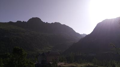immagine della webcam nei dintorni di Sondrio: webcam Rifugio Calvi Laghi Gemelli