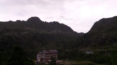immagine della webcam nei dintorni di Clusone: webcam Rifugio Calvi Laghi Gemelli