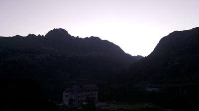 immagine della webcam nei dintorni di Roncobello: webcam Rifugio Calvi Laghi Gemelli