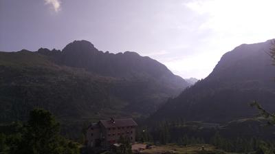 immagine della webcam nei dintorni di Montagna in Valtellina: webcam Rifugio Calvi Laghi Gemelli