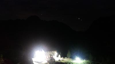 immagine della webcam nei dintorni di San Simone Baita del Camoscio: webcam Rifugio Calvi Laghi Gemelli