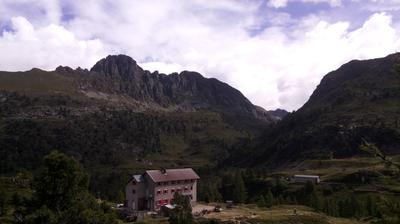 immagine della webcam nei dintorni di Sondrio: webcam Rifugio Calvi Laghi Gemelli