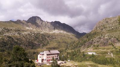 immagine della webcam nei dintorni di Lizzola: webcam Rifugio Calvi Laghi Gemelli