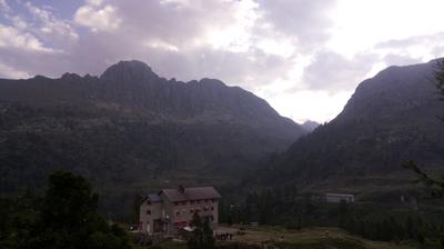 immagine della webcam nei dintorni di Lizzola: webcam Rifugio Calvi Laghi Gemelli