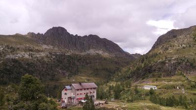 immagine della webcam nei dintorni di Roncobello: webcam Rifugio Calvi Laghi Gemelli