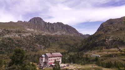 immagine della webcam nei dintorni di San Simone Baita del Camoscio: webcam Rifugio Calvi Laghi Gemelli