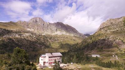 immagine della webcam nei dintorni di Branzi: webcam Rifugio Calvi Laghi Gemelli