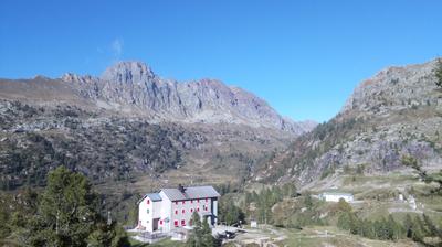 immagine della webcam nei dintorni di Spiazzi di Gromo: webcam Rifugio Calvi Laghi Gemelli