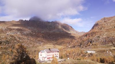 immagine della webcam nei dintorni di Branzi: webcam Rifugio Calvi Laghi Gemelli