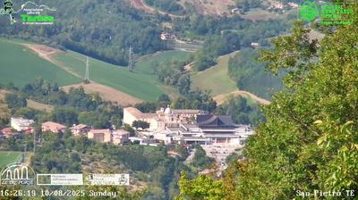 immagine della webcam nei dintorni di Isola del Gran Sasso d'Italia: webcam Casale San Nicola (alto)