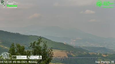 immagine della webcam nei dintorni di Paganica: webcam Casale San Nicola (alto)