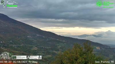 immagine della webcam nei dintorni di Carpineto della Nora: webcam Isola del Gran Sasso d'Italia