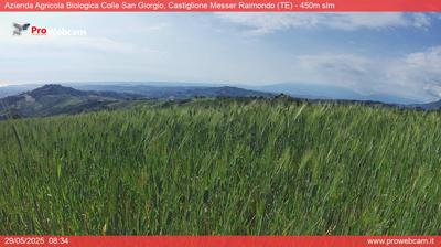 immagine della webcam nei dintorni di Prati di Tivo: webcam Castiglione Messer Raimondo