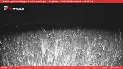 immagine della webcam nei dintorni di Prati di Tivo: webcam Castiglione Messer Raimondo