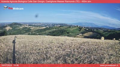 immagine della webcam nei dintorni di Montebello di Bertona: webcam Castiglione Messer Raimondo