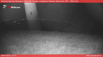 immagine della webcam nei dintorni di Prati di Tivo: webcam Castiglione Messer Raimondo