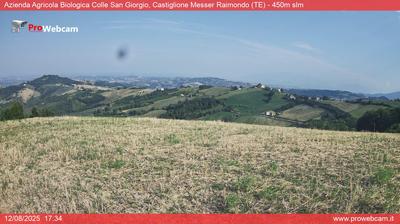 immagine della webcam nei dintorni di Pietracamela: webcam Castiglione Messer Raimondo