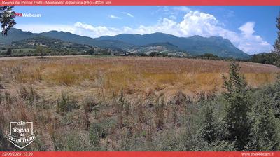 immagine della webcam nei dintorni di Isola del Gran Sasso d'Italia: webcam Montebello di Bertona