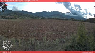 immagine della webcam nei dintorni di Canzano: webcam Montebello di Bertona