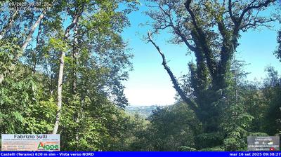 immagine della webcam nei dintorni di Morro d'Oro: webcam Castelli