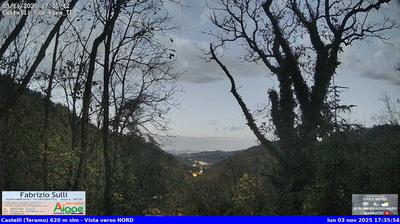 immagine della webcam nei dintorni di Morro d'Oro: webcam Castelli