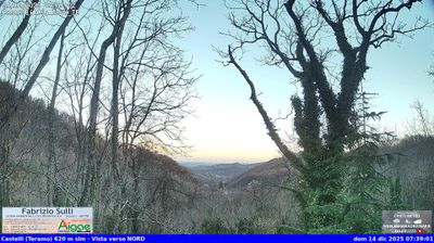 immagine della webcam nei dintorni di Canzano: webcam Castelli