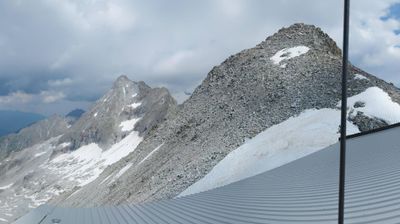 immagine della webcam nei dintorni di Passo Tonale: webcam Ghiacciaio Presena